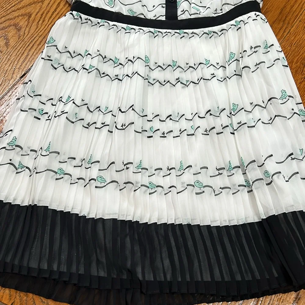 Forever 21 sleeveless dress.  Cute bird print. Size Small. Pleated skirt. - Picture 5 of 14